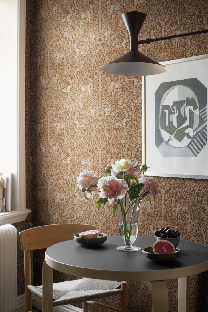 Boras Tapeter 2045 New Heritage Under The Elder Tree - tapeta leśne zwierzątka