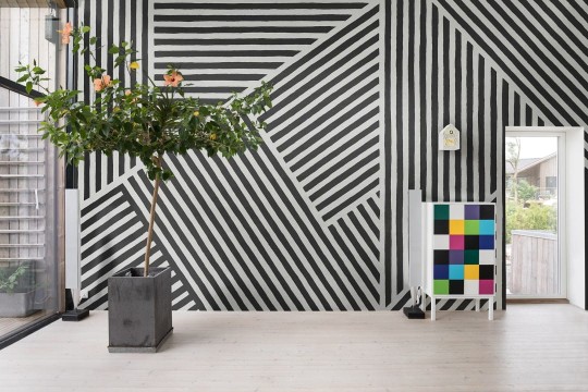 Rebel Walls R19408 More is More Different Directions Black&White - mural w linie