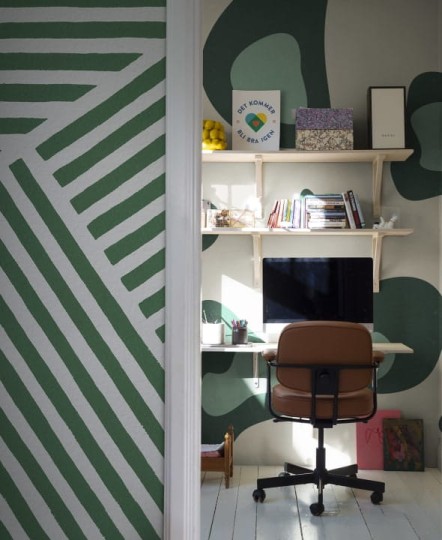 Rebel Walls R19410 More is More Different Directions Green - mural w linie