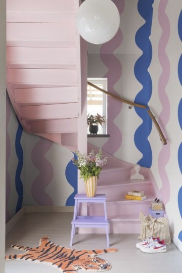 Rebel Walls R19422 More is More Wobbly Blue&Pink - mural w falujące linie