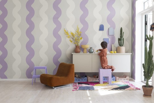 Rebel Walls R19425 More is More Wobbly Lilac - mural w falujące linie