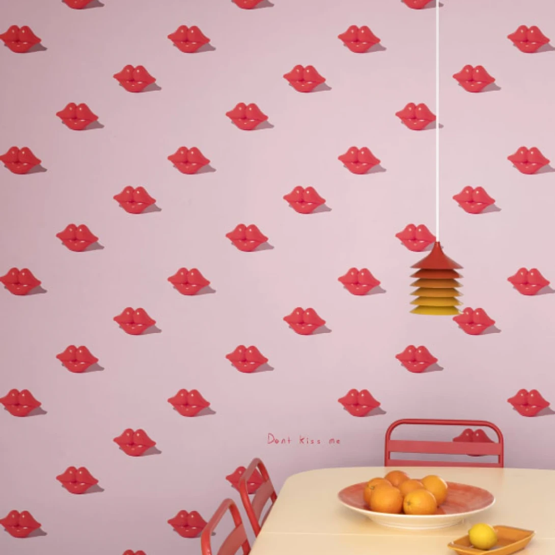 Rebel Walls R19453 More is More Kissing Booth Pink- mural w usta