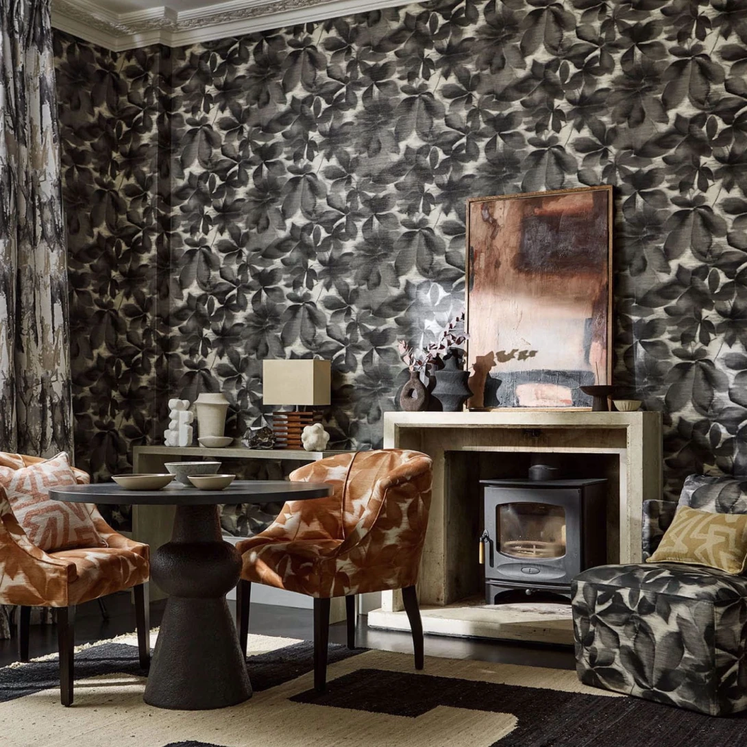 Harlequin 113005 Colour 4 Grounded Black Earth/Parchment - tapeta z motywem liści kasztanowca