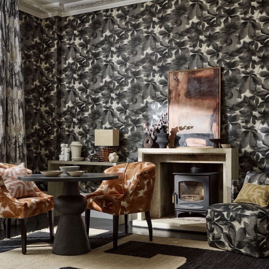 Harlequin 113005 Colour 4 Grounded Black Earth/Parchment - tapeta z motywem liści kasztanowca