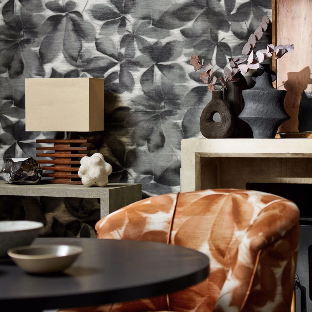 Harlequin 113005 Colour 4 Grounded Black Earth/Parchment - tapeta z motywem liści kasztanowca