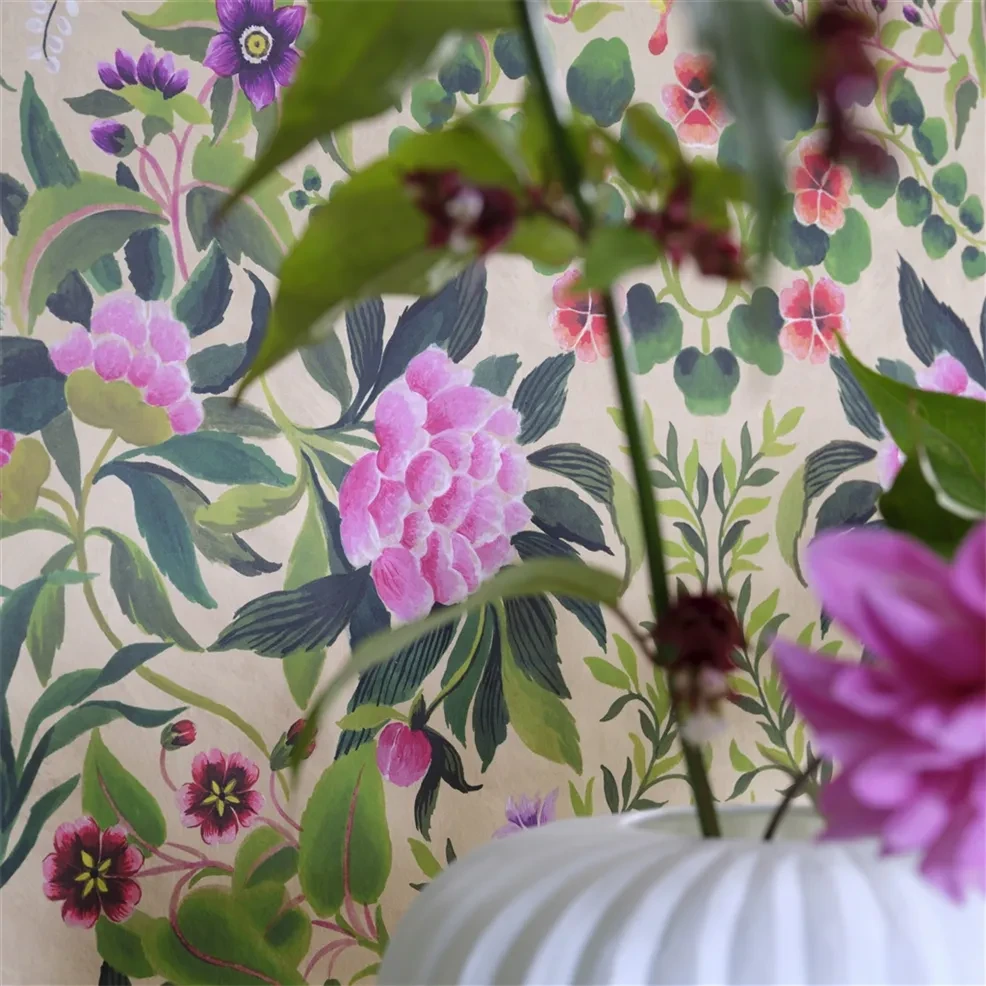 Designers Guild PDG1156/01 Ikebana Damask Fuchsia - tapeta z motywem kwiatowego adamaszku