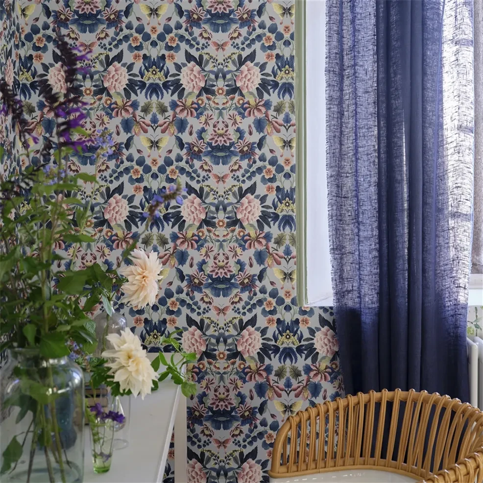 Designers Guild PDG1156/04 Ikebana Damask Slate Blue - tapeta z motywem kwiatowego adamaszku