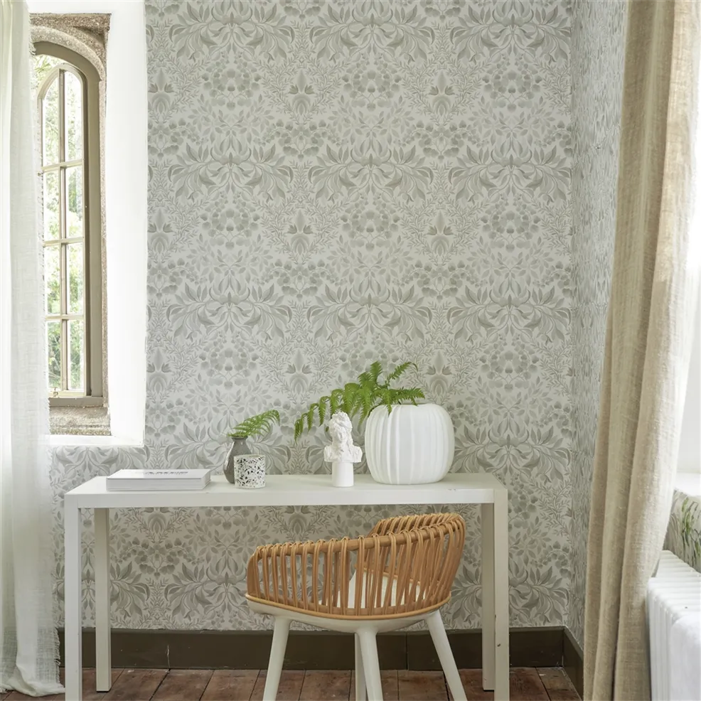 Designers Guild PDG1157/01 Ikebana Karakusa Chalk - tapeta z motywem kwiatowego adamaszku