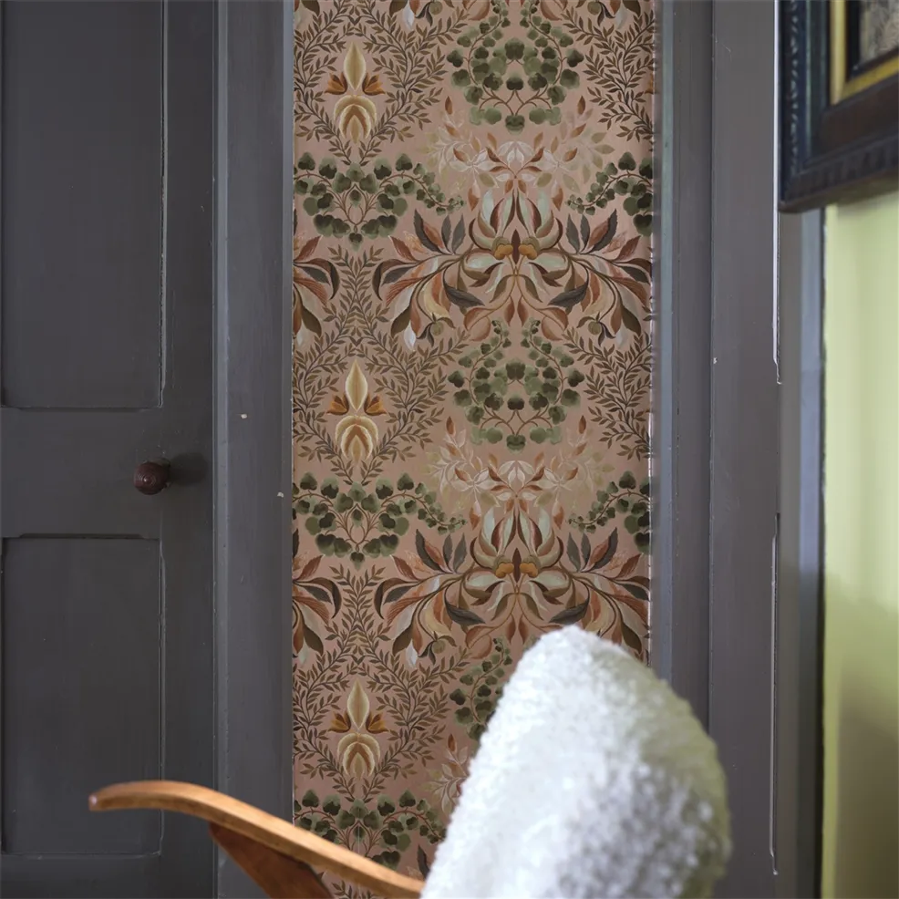 Designers Guild PDG1157/03 Ikebana Karakusa Copper - tapeta z motywem kwiatowego adamaszku