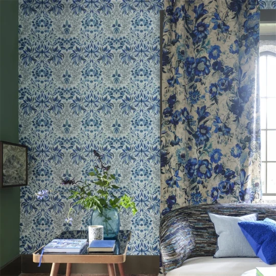 Designers Guild PDG1157/05 Ikebana Karakusa Cobalt - tapeta z motywem kwiatowego adamaszku