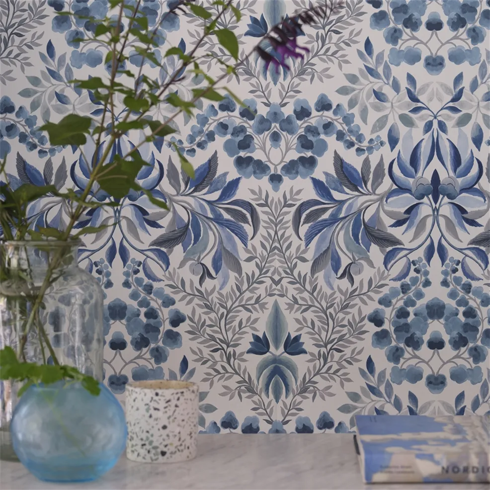 Designers Guild PDG1157/05 Ikebana Karakusa Cobalt - tapeta z motywem kwiatowego adamaszku