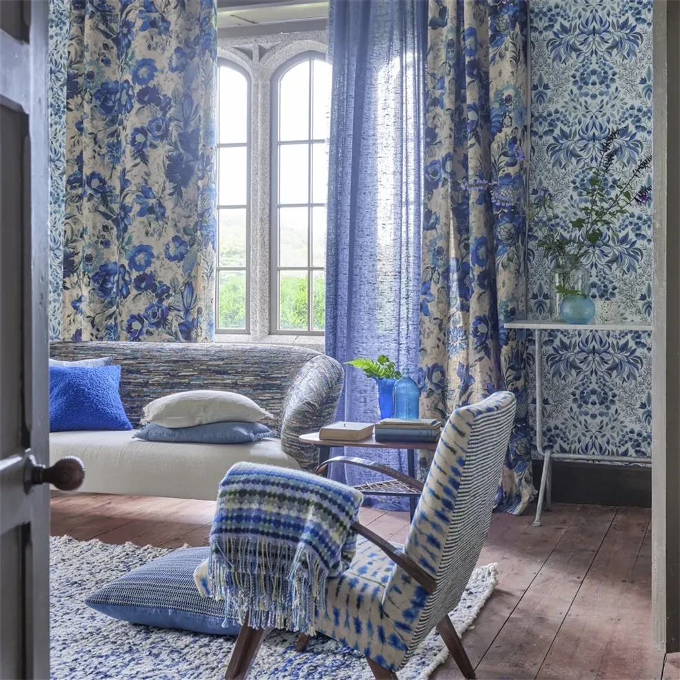 Designers Guild PDG1157/05 Ikebana Karakusa Cobalt - tapeta z motywem kwiatowego adamaszku