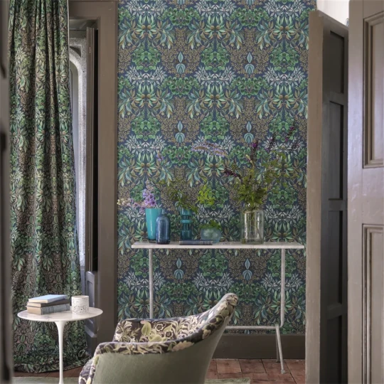 Designers Guild PDG1157/06 Ikebana Karakusa Midnight - tapeta z motywem kwiatowego adamaszku