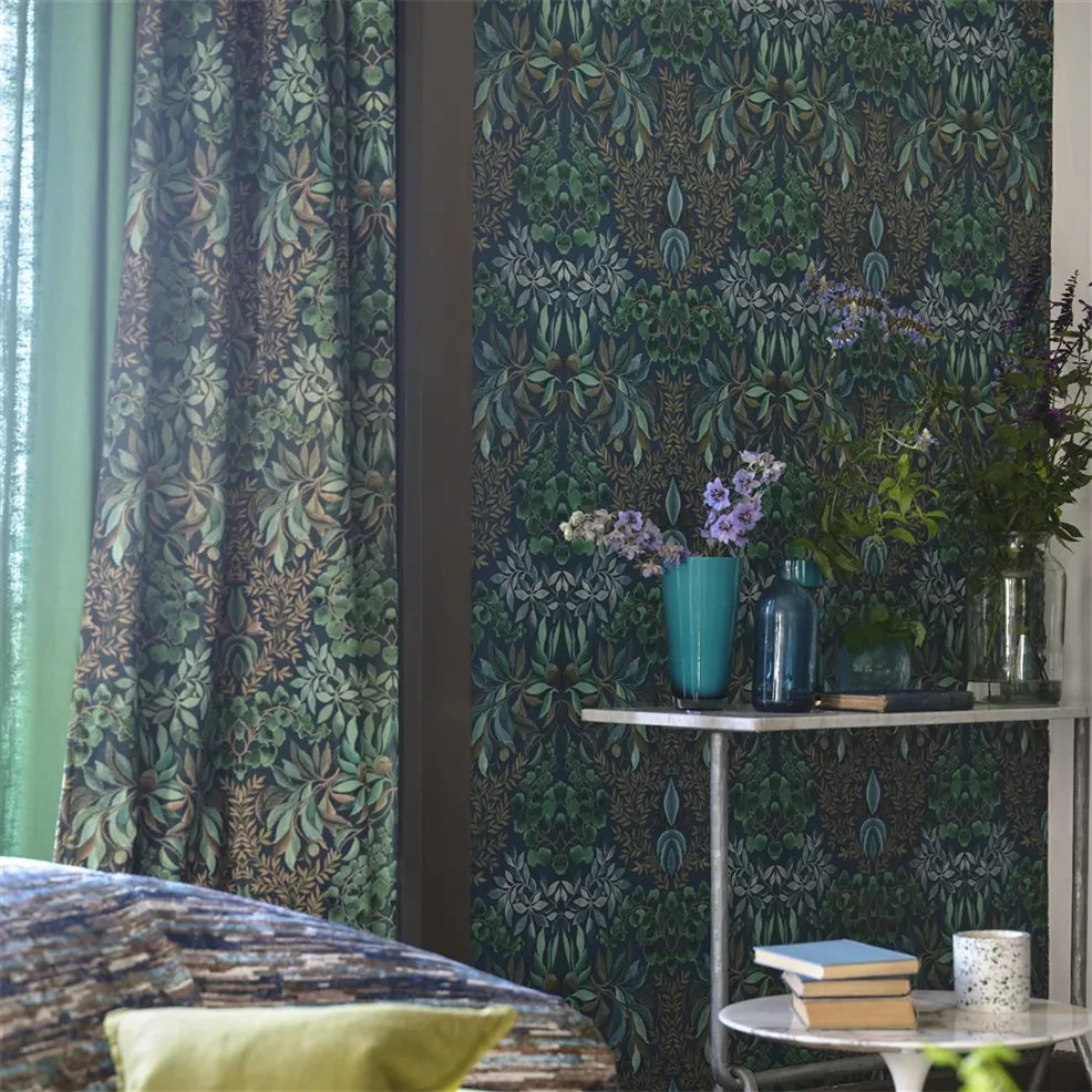 Designers Guild PDG1157/06 Ikebana Karakusa Midnight - tapeta z motywem kwiatowego adamaszku