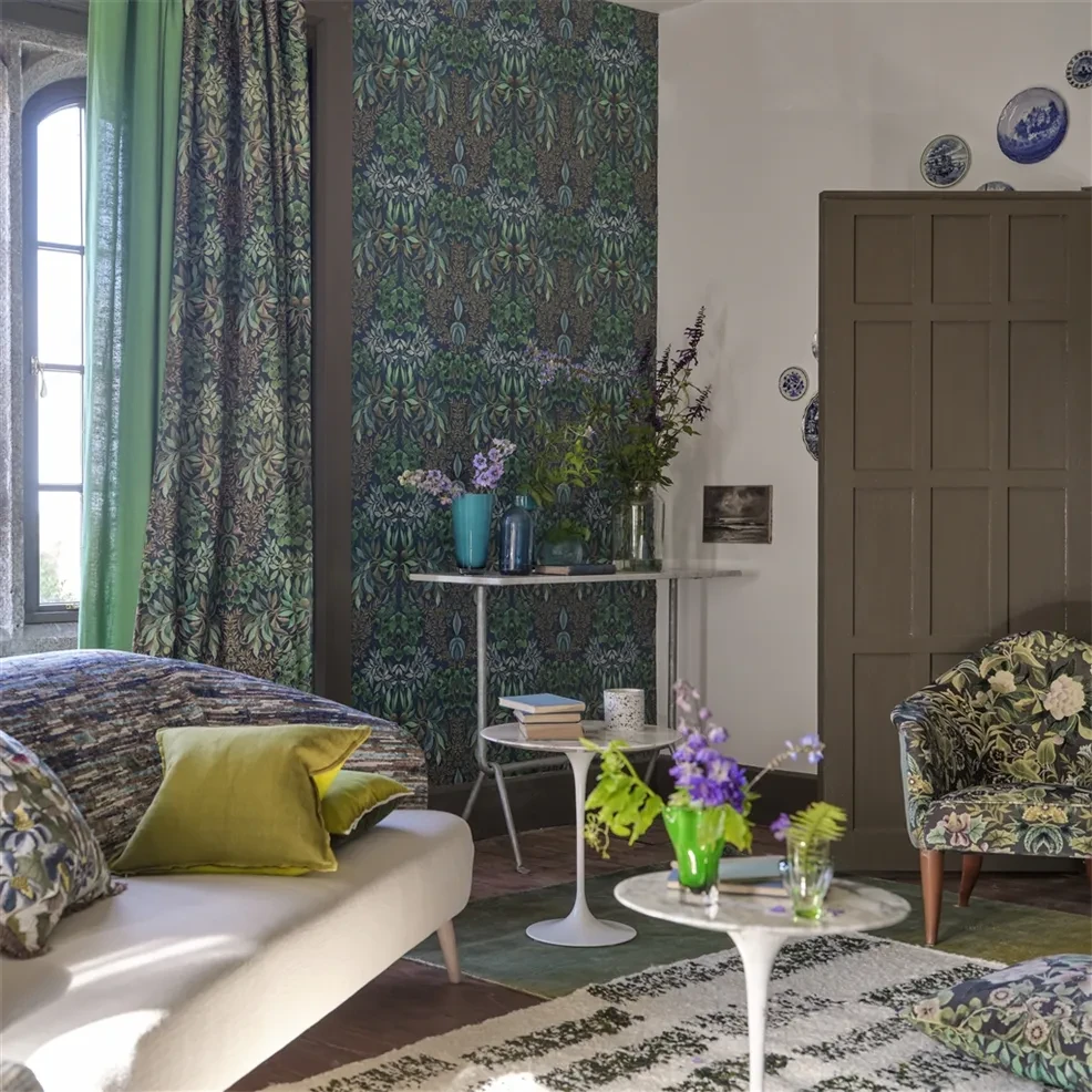 Designers Guild PDG1157/06 Ikebana Karakusa Midnight - tapeta z motywem kwiatowego adamaszku