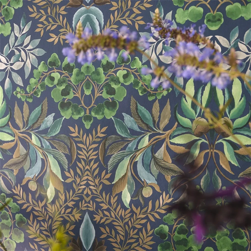 Designers Guild PDG1157/06 Ikebana Karakusa Midnight - tapeta z motywem kwiatowego adamaszku