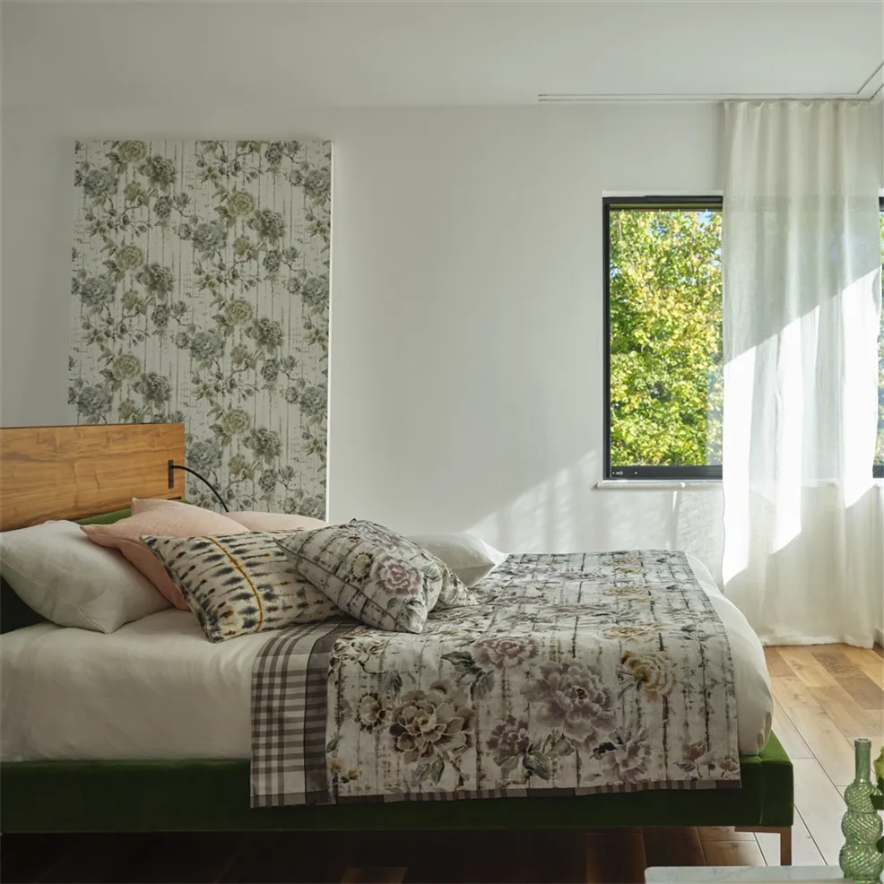 Designers Guild PDG1158/01 Ikebana Kyoto Flower Birch - tapeta z motywem kwiatów i starej ściany