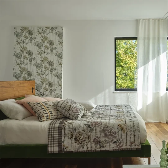 Designers Guild PDG1158/01 Ikebana Kyoto Flower Birch - tapeta z motywem kwiatów i starej ściany