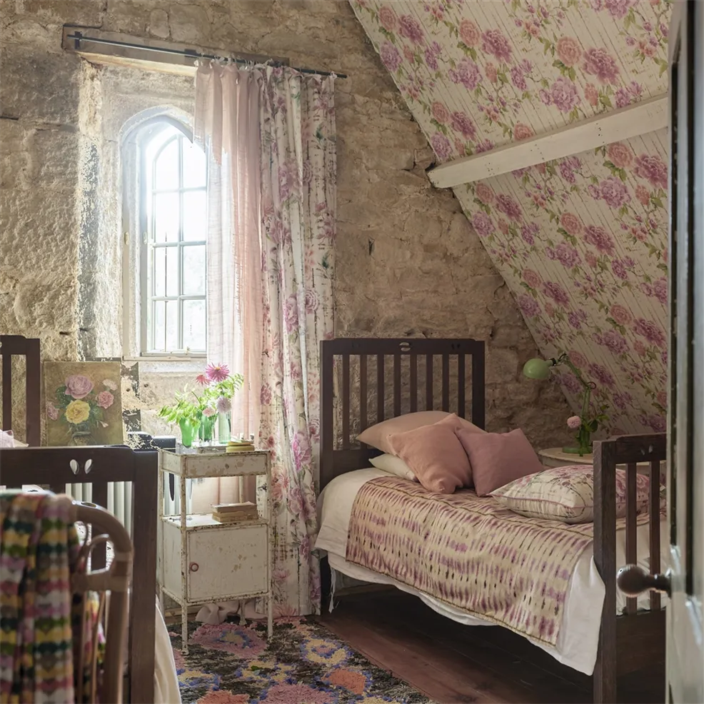 Designers Guild PDG1158/02 Ikebana Kyoto Flower Coral - tapeta z motywem kwiatów i starej ściany