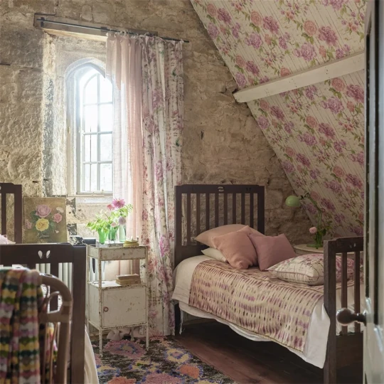 Designers Guild PDG1158/02 Ikebana Kyoto Flower Coral - tapeta z motywem kwiatów i starej ściany