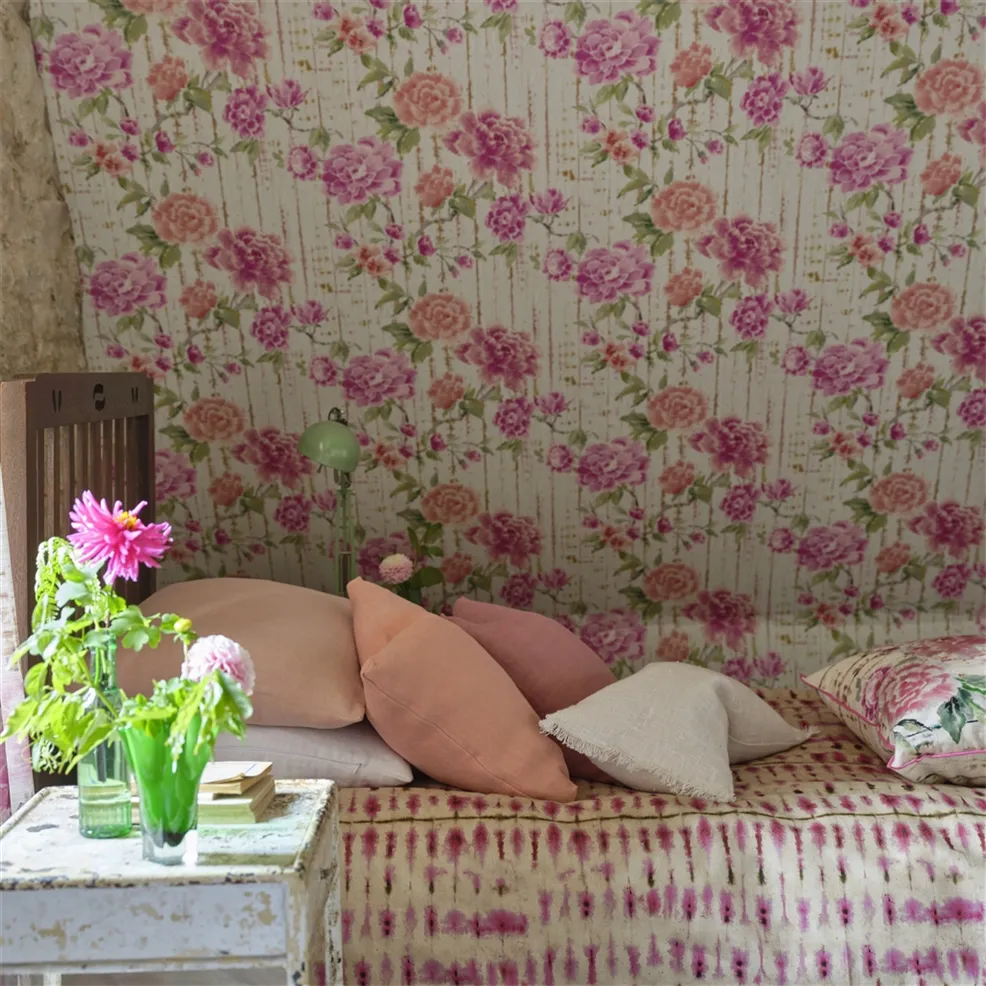 Designers Guild PDG1158/02 Ikebana Kyoto Flower Coral - tapeta z motywem kwiatów i starej ściany