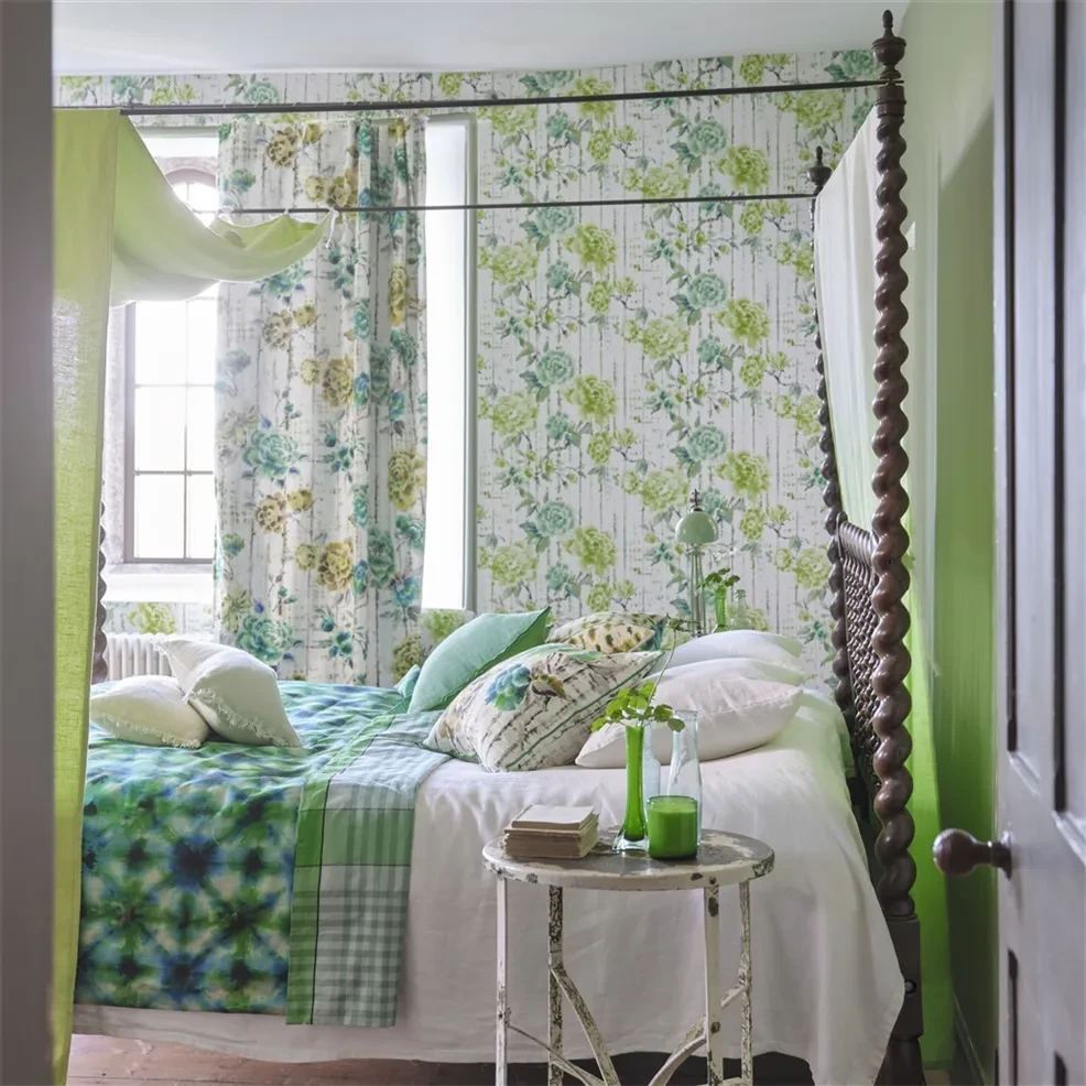 Designers Guild PDG1158/03 Ikebana Kyoto Flower Emerald - tapeta z motywem kwiatów i starej ściany