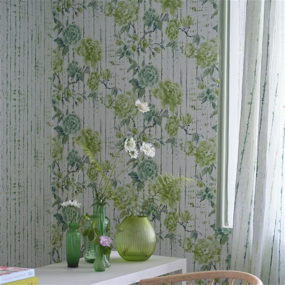 Designers Guild PDG1158/03 Ikebana Kyoto Flower Emerald - tapeta z motywem kwiatów i starej ściany