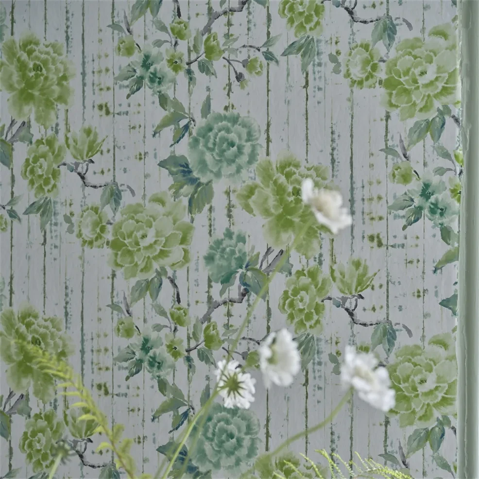 Designers Guild PDG1158/03 Ikebana Kyoto Flower Emerald - tapeta z motywem kwiatów i starej ściany