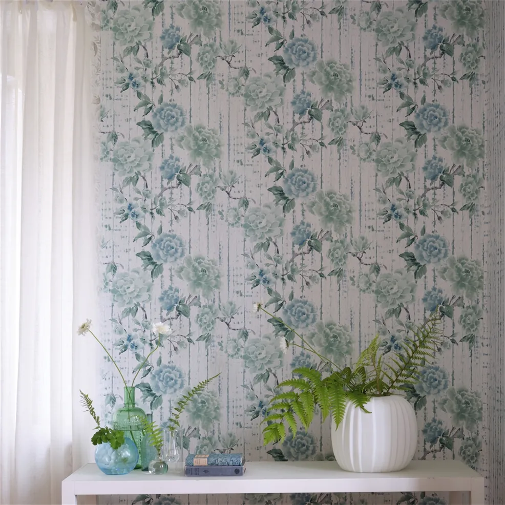 Designers Guild PDG1158/04 Ikebana Kyoto Flower Eau De Nil - tapeta z motywem kwiatów i starej ściany