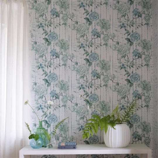 Designers Guild PDG1158/04 Ikebana Kyoto Flower Eau De Nil - tapeta z motywem kwiatów i starej ściany