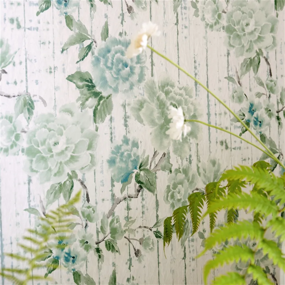 Designers Guild PDG1158/04 Ikebana Kyoto Flower Eau De Nil - tapeta z motywem kwiatów i starej ściany