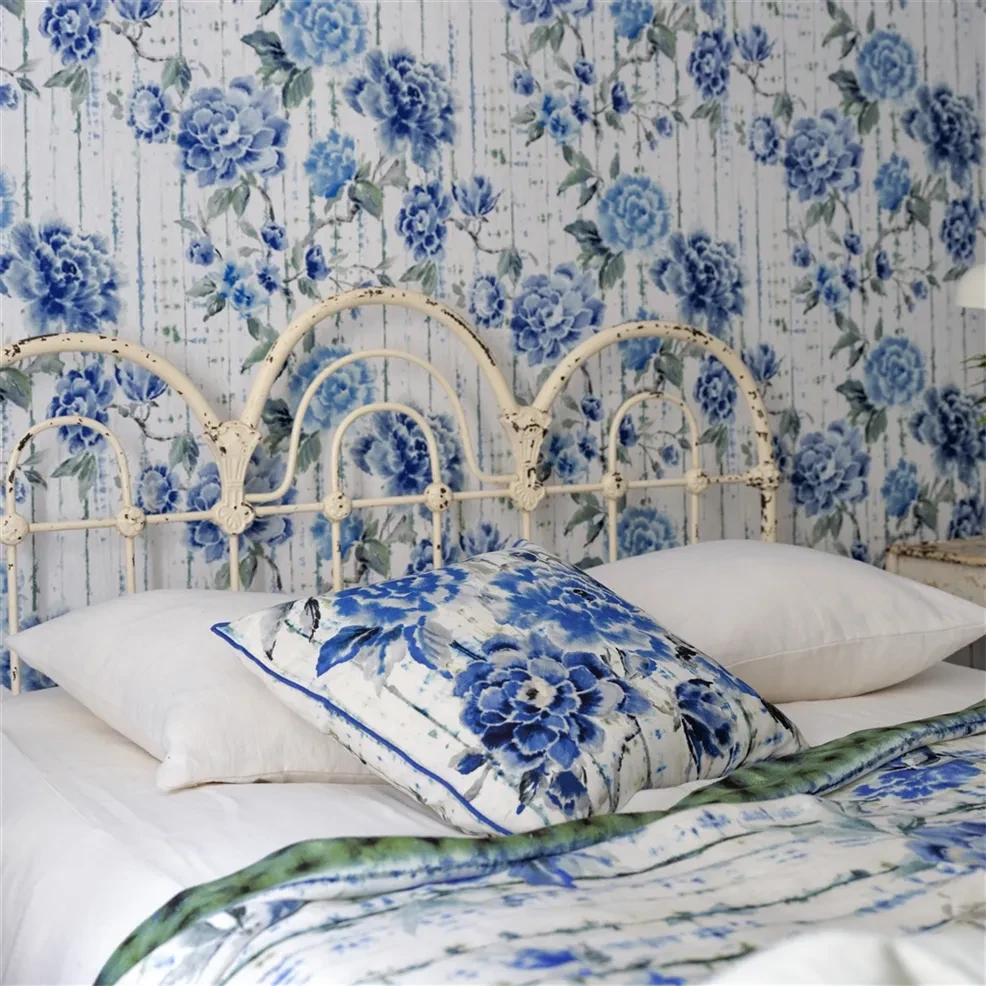 Designers Guild PDG1158/05 Ikebana Kyoto Flower Cobalt - tapeta z motywem kwiatów i starej ściany