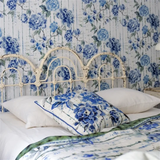 Designers Guild PDG1158/05 Ikebana Kyoto Flower Cobalt - tapeta z motywem kwiatów i starej ściany