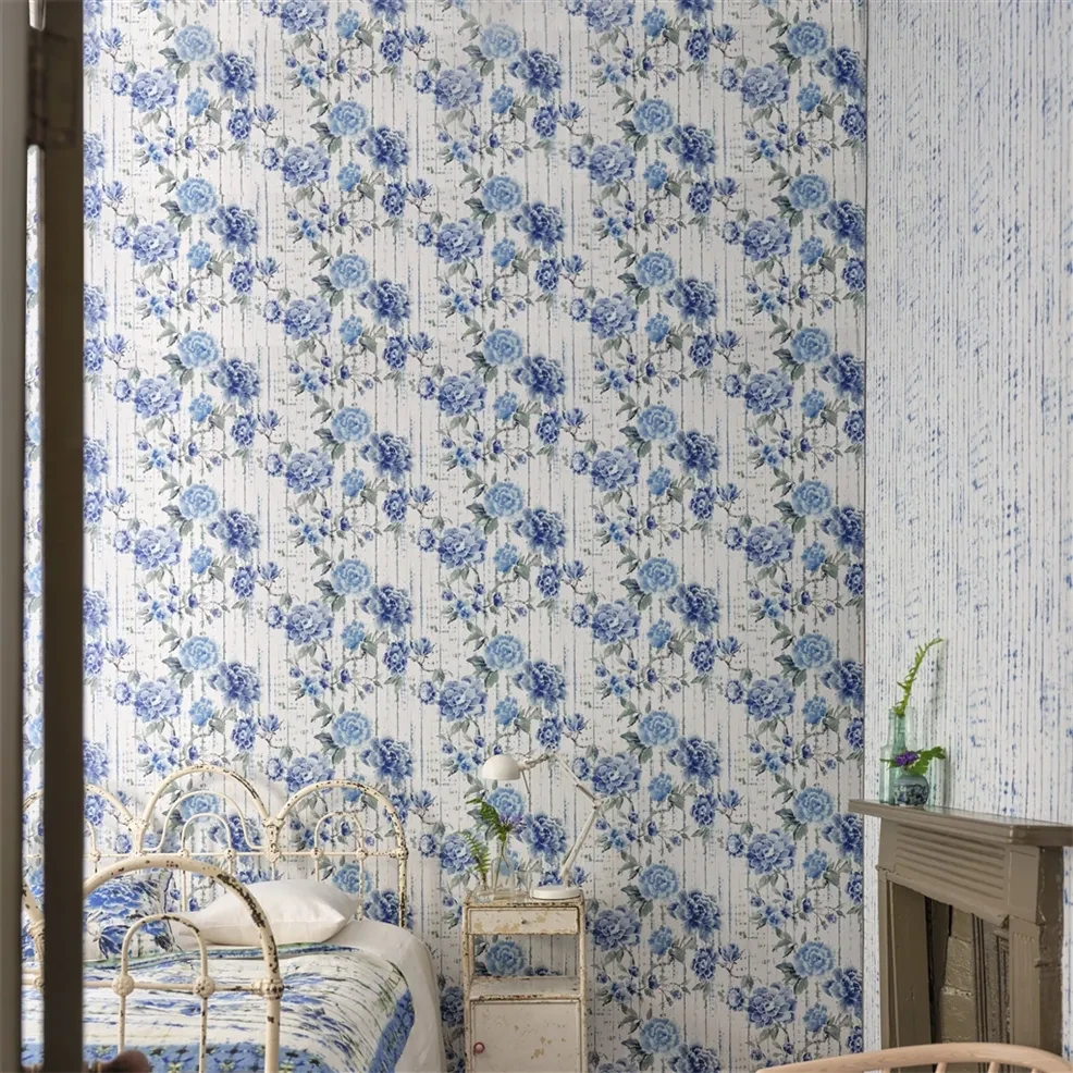Designers Guild PDG1158/05 Ikebana Kyoto Flower Cobalt - tapeta z motywem kwiatów i starej ściany