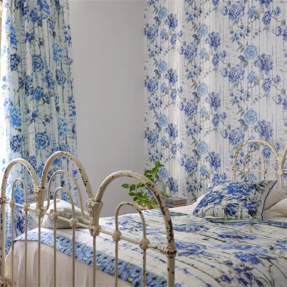 Designers Guild PDG1158/05 Ikebana Kyoto Flower Cobalt - tapeta z motywem kwiatów i starej ściany
