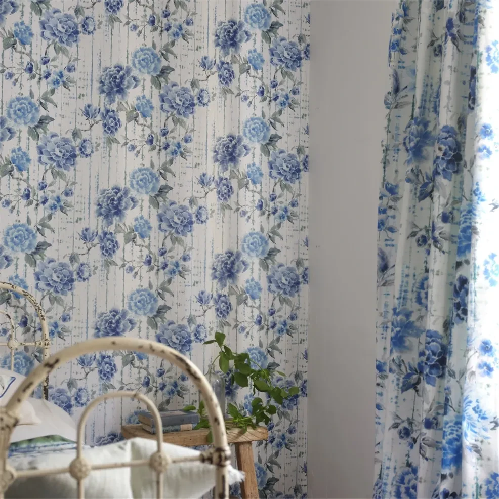Designers Guild PDG1158/05 Ikebana Kyoto Flower Cobalt - tapeta z motywem kwiatów i starej ściany