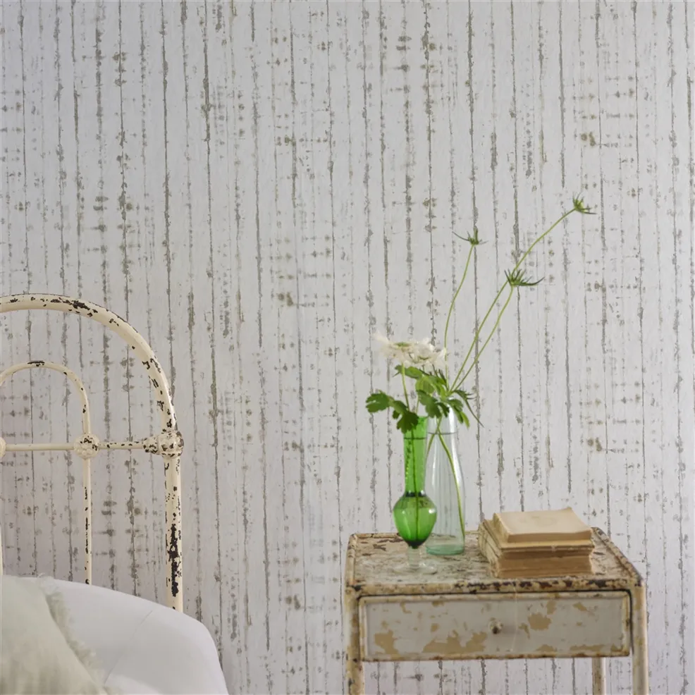 Designers Guild PDG1159/02 Ikebana Shiwa Eau De Nil - tapeta z motywem starej ściany