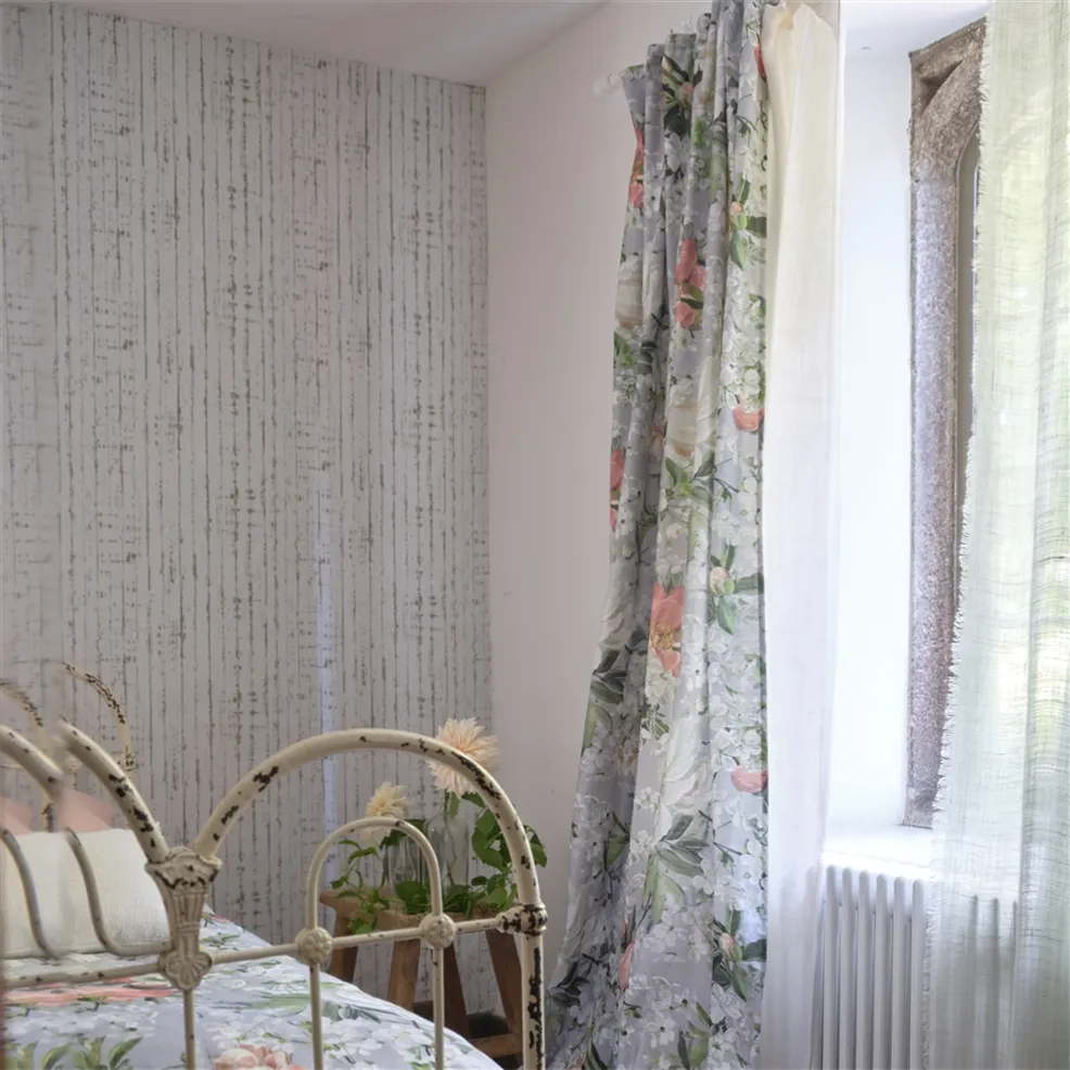 Designers Guild PDG1159/02 Ikebana Shiwa Eau De Nil - tapeta z motywem starej ściany