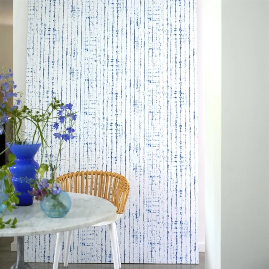 Designers Guild PDG1159/04 Ikebana Shiwa Cobalt - tapeta z motywem starej ściany