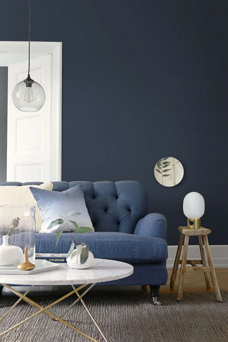 Boras Tapeter 7987 Pigment DARK DENIM - minimalistyczna tapeta w niebieskim kolorze