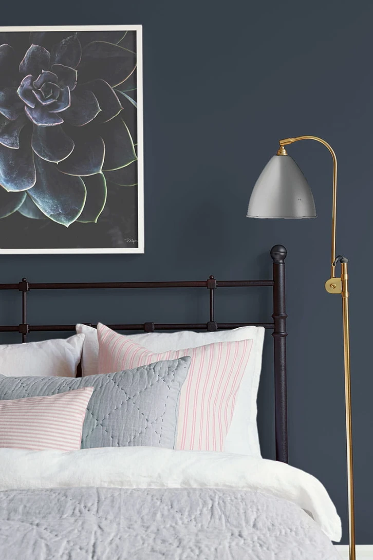 Boras Tapeter 7987 Pigment DARK DENIM - minimalistyczna tapeta w niebieskim kolorze