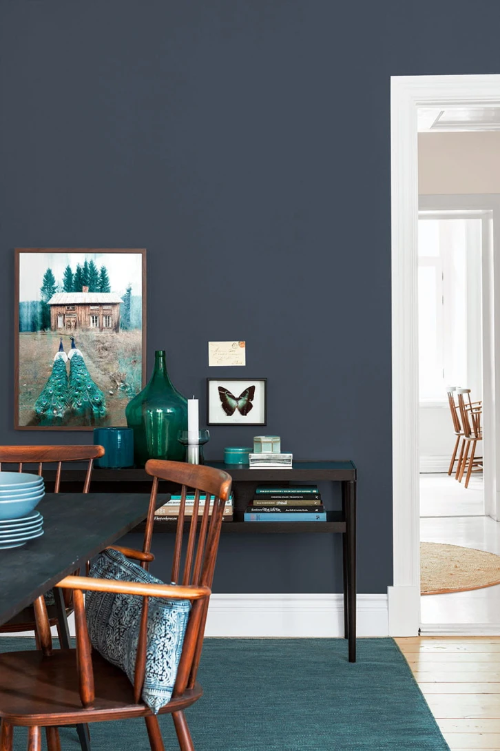 Boras Tapeter 7987 Pigment DARK DENIM - minimalistyczna tapeta w niebieskim kolorze