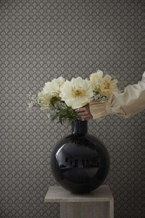 Sandberg S10234 Le Village Beata Graphite - tapeta geometryczna z kwiatami zamkniętymi w muszlach