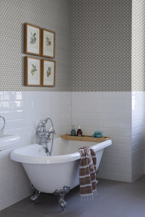 Sandberg S10234 Le Village Beata Graphite - tapeta geometryczna z kwiatami zamkniętymi w muszlach