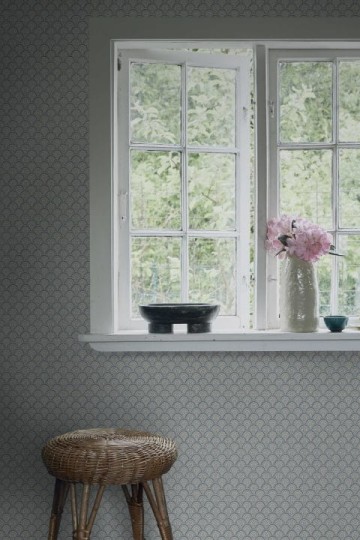 Sandberg S10235 Le Village Beata Misty Blue - tapeta geometryczna z kwiatami zamkniętymi w muszlach