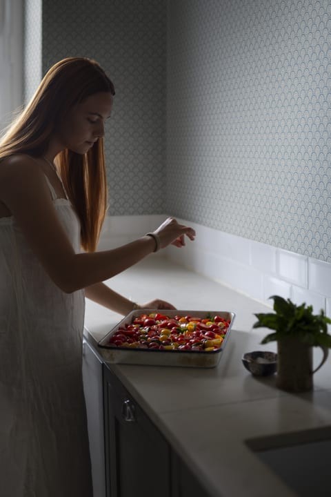 Sandberg S10235 Le Village Beata Misty Blue - tapeta geometryczna z kwiatami zamkniętymi w muszlach