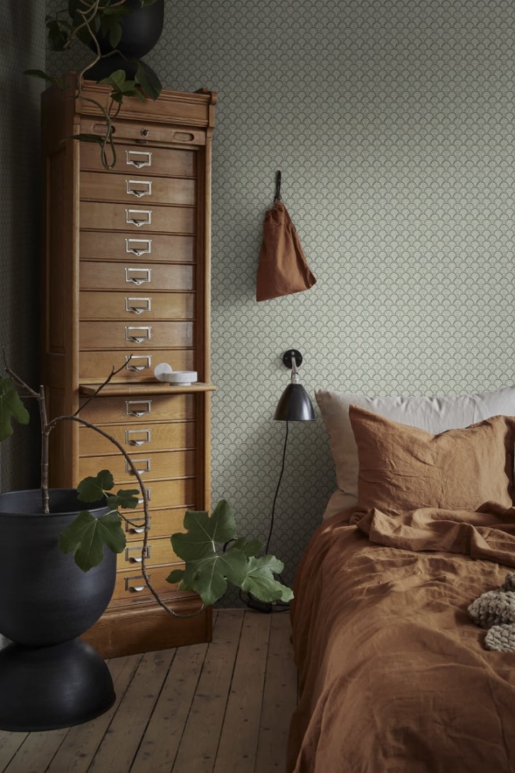 Sandberg S10236 Le Village Beata Moss Green - tapeta geometryczna z kwiatami zamkniętymi w muszlach