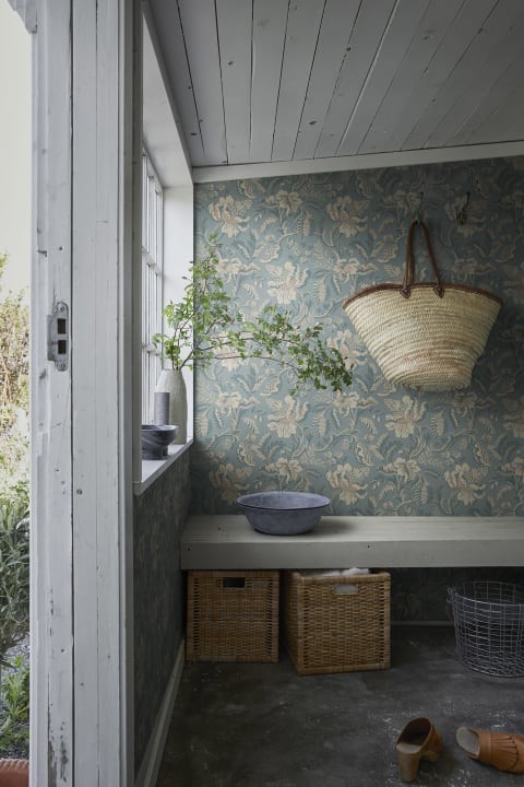 Sandberg S10239 Le Village Daphne Misty Blue - tapeta roślinna
