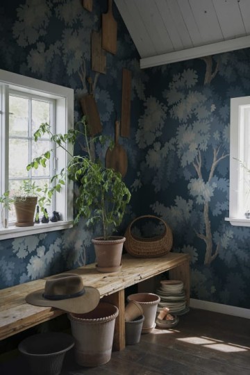Sandberg S10279 Le Village Raphael Forest Midnight Blue - mural z drzewami