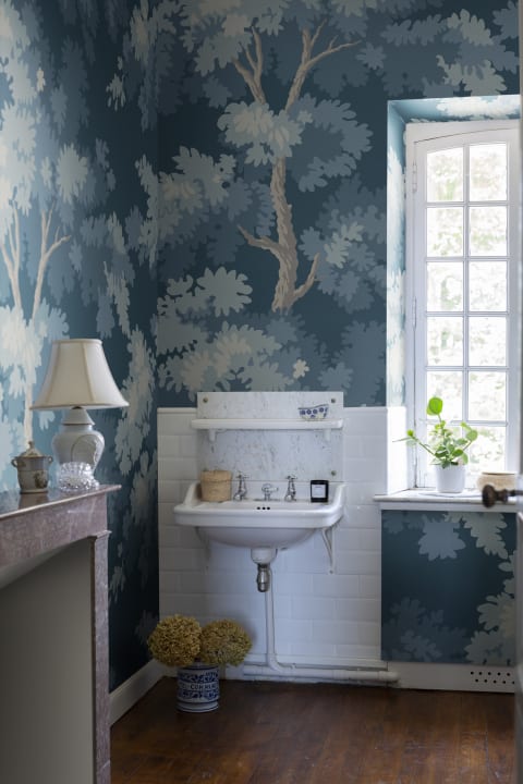 Sandberg S10279 Le Village Raphael Forest Midnight Blue - mural z drzewami